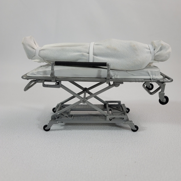 X-Files 1998 Body On Hospital Gurney Toy Figure By McFarlane Toys - Picture 4 of 15